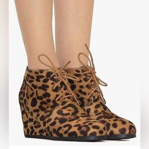 Forever Link Leopard Print Sz 10 wedge lace-up ankle Booties